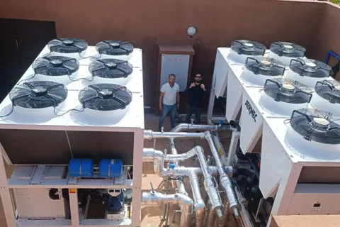 Équipements de climatisation installés sur un bâtiment